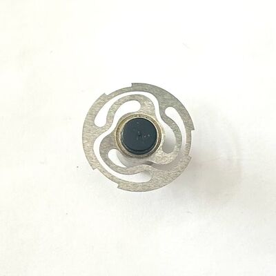 Metalen-rubber composiet klep. Bewerkte metalen onderdelen. Automobiele besturingscomponent.