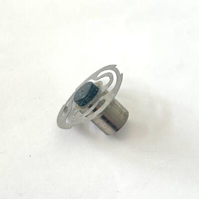 Metalen-rubber composiet klep. Bewerkte metalen onderdelen. Automobiele besturingscomponent.